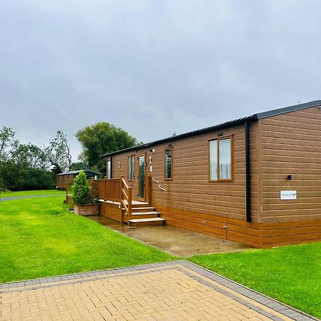 Meadows Lodge With Hot Tub Malton Exterior photo